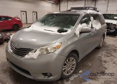 2013 Toyota Sienna Xle V6 8 Passenger z USA, uszkodzony, nr VIN 5TDYK3DC6DS395081